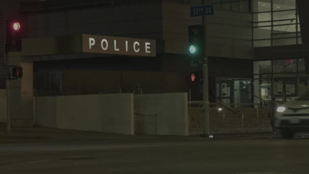 Сцена Вулиці Метрополітен Вночі Біля Поліцейського Відділку Концепція Спостереження Шпигунства — стокове відео