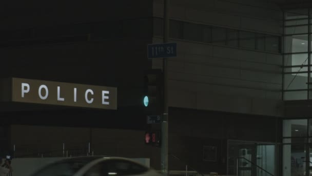 Полицейский Участок Машины Городе Ночью Преднамеренная Камера Дрожит Страх Преступление — стоковое видео