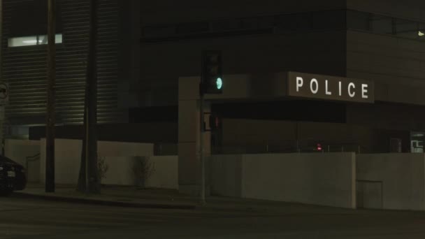 Establishing Shot Police Station Night Traffic Light Switches Green Yellow — Stock Video