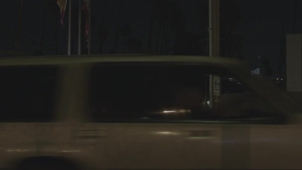 夜の警察本部前を走る車の多くの夜のシーン — ストック動画