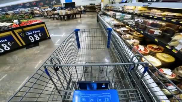 Pov Mens Skubber Vogn Gennem Produkterne Forbi Bagerivarerne Walmart Kunder – Stock-video
