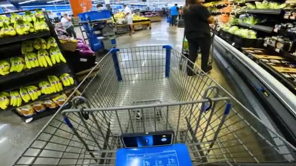 Pov Üretim Bölümünde Walmart Dışında Bir Arabasını Iterken Müşteriler Çalışanlar — Stok video