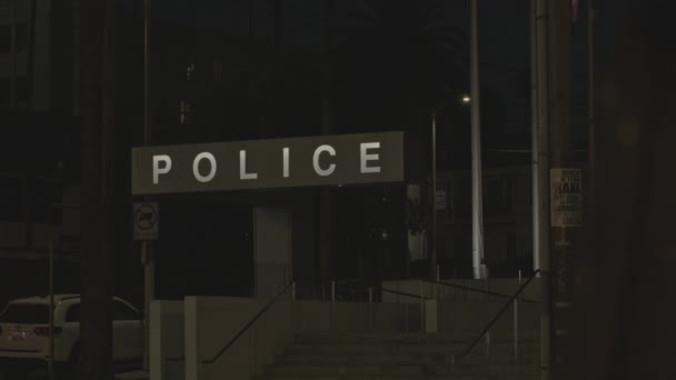 Primer Plano Estático Letrero Policía Led Fuera Una Comisaría Cuartel — Vídeo de stock