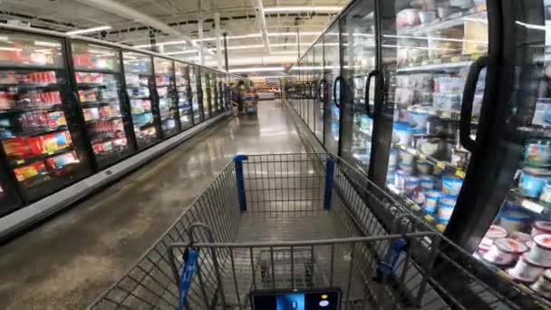 Pov Při Tlačení Vozíku Přes Mrazák Walmart Sekce Čerstvého Masa — Stock video