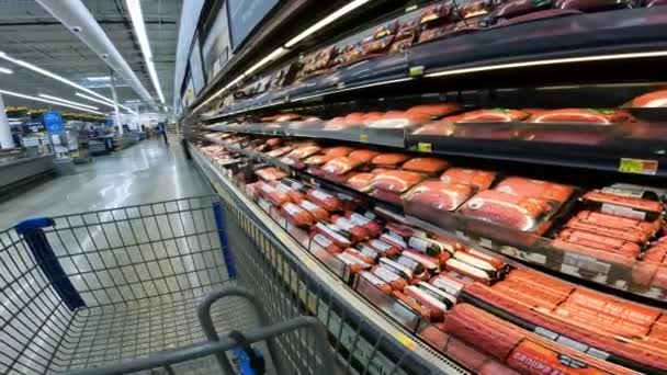 Pov Während Man Einen Einkaufswagen Durch Walmart Der Rindfleischabteilung Vorbeischiebt — Stockvideo