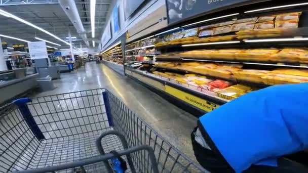 Pov Während Man Einen Einkaufswagen Durch Walmart Der Fleischtheke Vorbeischiebt — Stockvideo