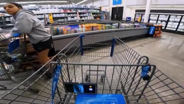 Pov Podczas Pchania Wózka Przez Walmart Obok Chłodni Mleczarskiej Klienci — Wideo stockowe