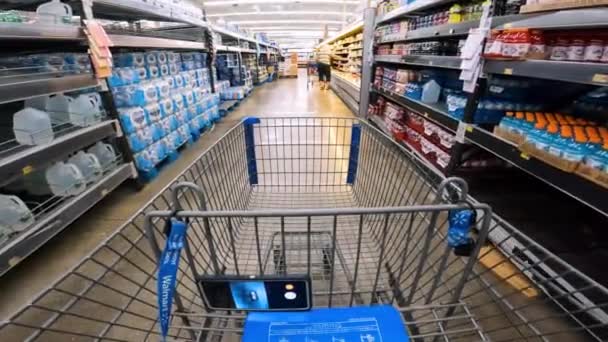Pov Mientras Empuja Carro Través Walmart Más Allá Los Estantes — Vídeos de Stock