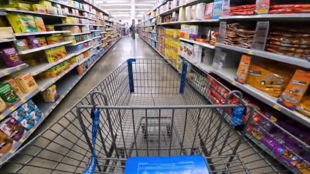 Pov Mens Skubbe Vogn Gennem Walmart Forbi Morgenmadsbarer Korn Slik – Stock-video
