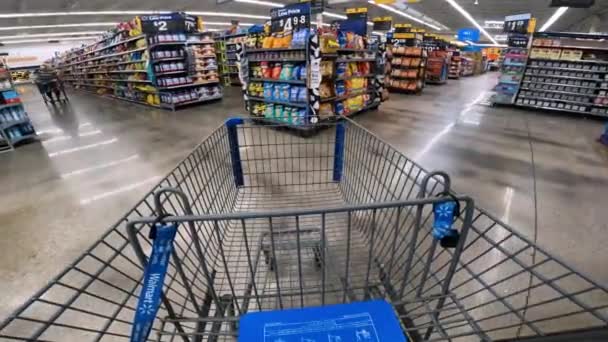 Pov Während Man Einen Einkaufswagen Durch Walmart Schiebt Vorbei Papierwaren — Stockvideo