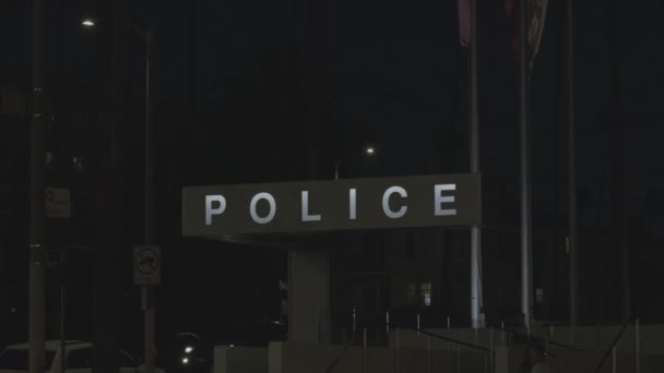 Panning Κάτω Πυροβόλησε Ένα Φωτεινό Led Αστυνομικό Τμήμα Σημάδι — Αρχείο Βίντεο