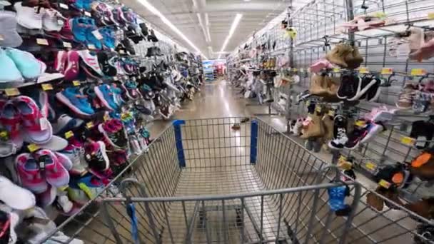 Pov在鞋子部分推着购物车穿过沃尔玛时 许多销钉和货架上有遗失物品或空无一人 供应链 — 图库视频影像