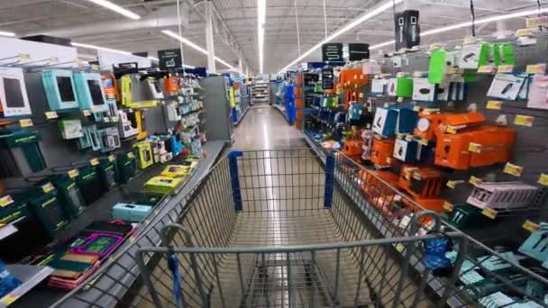 Pov Při Tlačení Vozíku Přes Walmart Sekci Elektronika Konkrétně Mobilní — Stock video
