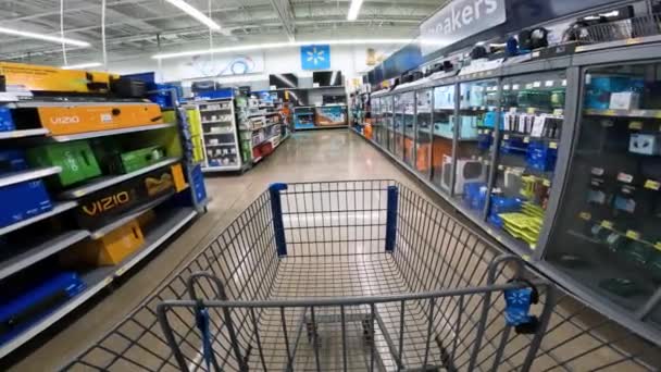 Pov Samtidigt Trycka Vagn Genom Walmart Elektronik Avsnitt Särskilt Apparater — Stockvideo