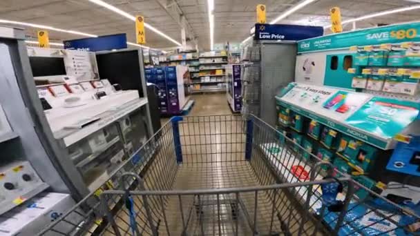 Pov Při Tlačení Vozíku Přes Walmart Sekci Elektronika Mnoho Regálů — Stock video
