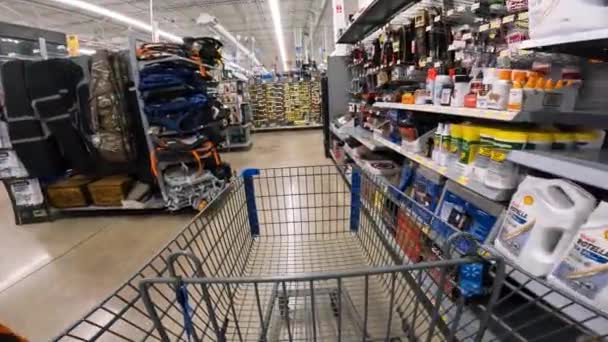 Pov Při Tlačení Vozíku Přes Walmart Hardwaru Směrem Sportovnímu Zboží — Stock video