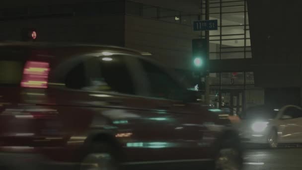 Statyczny Strzał Zewnątrz Posterunku Policji Nocy Widokiem Przejeżdżające Samochody Przed — Wideo stockowe