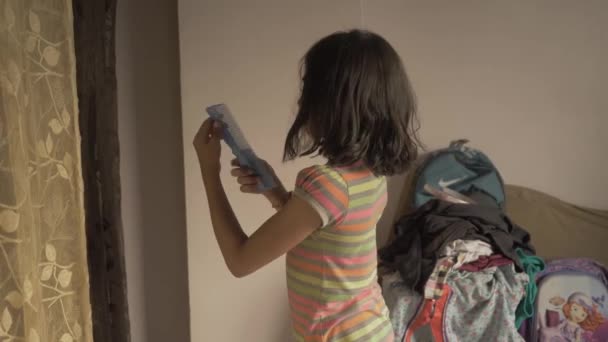 Verschwommenes Kurzhaariges Mädchen Ihrem Bauchfreien Oberteil Das Versucht Unordentliches Haar — Stockvideo