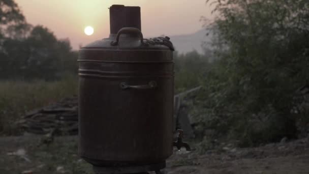 Eski Bakır Kömürün Statik Kamerası Görüntüsü Köyde Kışları Erken Saatlerde — Stok video
