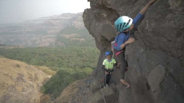 Wide Shot Young Indian Girl Attempting Rock Climb Beautiful Pinnacle — Stock Video