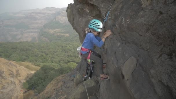 Молодая Индийская Девушка Пытающаяся Взобраться Красивую Вершину Солнечный День — стоковое видео