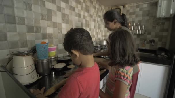 Двое Молодых Азиатских Детей Помогают Матери Готовить Готовить Еду Кухне — стоковое видео