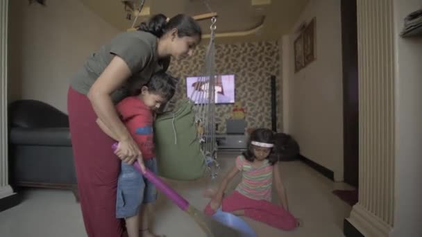 Hintli Bir Annenin Yaşındaki Oğluna Kızının Yanında Işlerini Öğretirken Yandan — Stok video