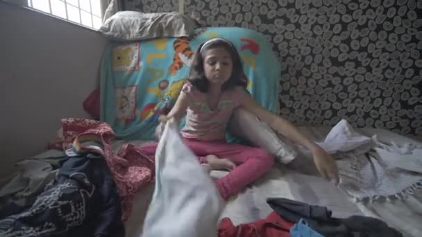 アジアの女の子はCovidの間に服を包みながらイライラさせ — ストック動画