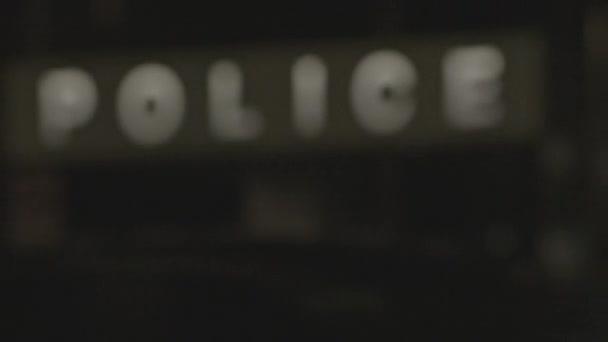 Statický Záběr Fasádní Strany Policejní Stanice Kde Noci Napsána Policie — Stock video