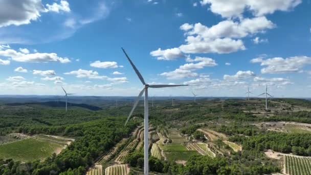 スペインのカタルーニャ州のColl Moroの風力発電所公園で回転する風力タービンの上の青い空 プロレスでの空中傾斜下ドローンビュー — ストック動画