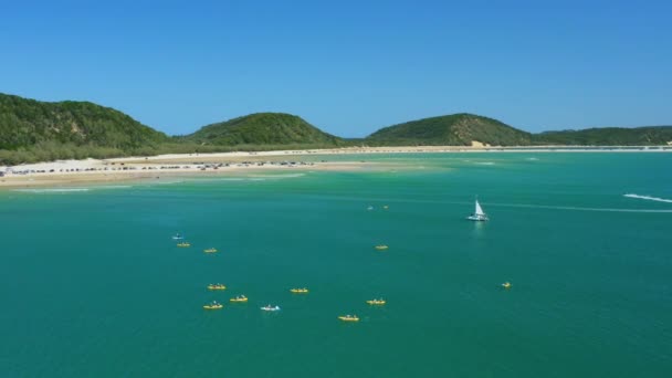 Avustralya Nın Çifte Adası Açıklarında Mavi Okyanus Açıklarında Uçan Insansız — Stok video