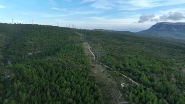 Luftaufnahme Von Hochspannungsmasten Und Windpark Hintergrund Tarragona Spanien Prores Codec — Stockvideo