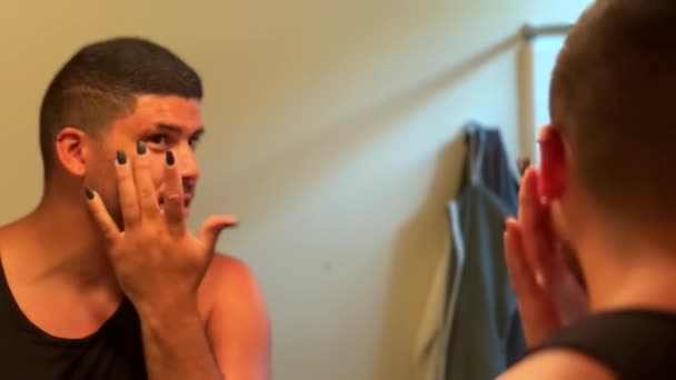 Mezcla Raza Negro Gay Macho Aplicación Brillo Maquillaje Cara Baño — Vídeo de stock