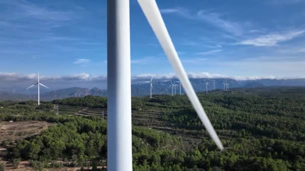 Extremo Close Turbina Eólica Com Vistas Sobre Terreno Montanhoso — Vídeo de Stock
