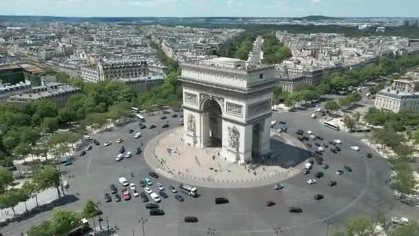 Triomfboog Autoverkeer Rotonde Met Parijs Stadsgezicht Frankrijk Omloop Vanuit Lucht — Stockvideo