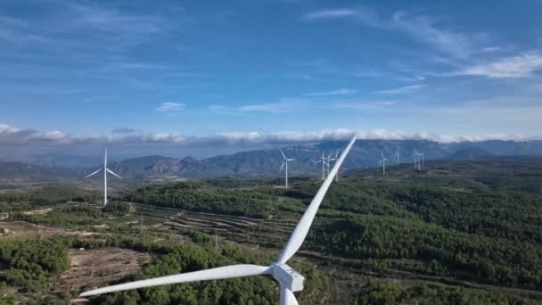 Vista Dramática Deslumbrante Sobre Parque Eólico Cenário Montanhoso Verde Pedestal — Vídeo de Stock