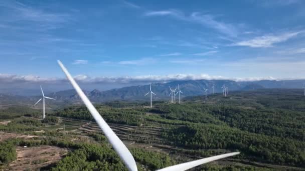 Zachwycający Widok Farmę Wiatrową Górach Pięknym Błękitnym Niebem Lotnicza Lalka — Wideo stockowe