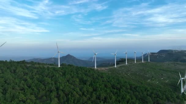 Více Větrných Turbín Přes Kopcovitou Zelenou Zemi Jasně Modrou Oblohou — Stock video