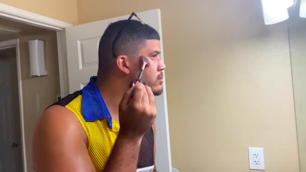 Raza Mixta Gay Hombre Negro Aplicando Brillo Corporal Maquillaje Atractiva — Vídeos de Stock