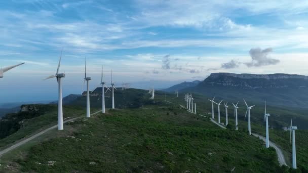 一个缓慢运动的风力发电场 具有山地地形和前沿阵地 多利前进 — 图库视频影像