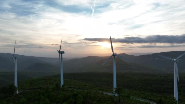 日落时分 西班牙塔拉戈纳省的德拉德尔 德拉泰克塞特 Pradell Teixeta 特鲁卡福特风力发电场的一排风力涡轮机的空中无人驾驶图像 Prores Codec — 图库视频影像