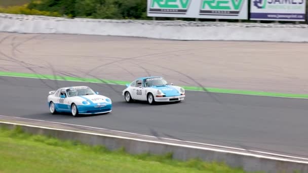 Dois Carros Corrida Porsche Vintage Aceleram Pista Corrida Durante Mosport — Vídeo de Stock