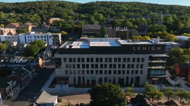 Lehigh University College Campus Academisch Gebouw Luchtvrachtauto Neergeschoten Gouden Uur — Stockvideo