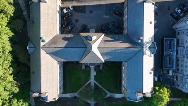 Сверху Вниз Поднимающийся Воздушный Кадр Академических Зданий Общежитие Колледжа — стоковое видео