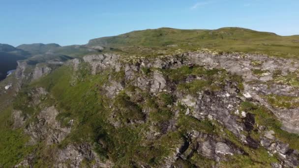 人被困在陡峭的山坡上 不能在挪威的Vikafjell山下 夏日空中风景 — 图库视频影像