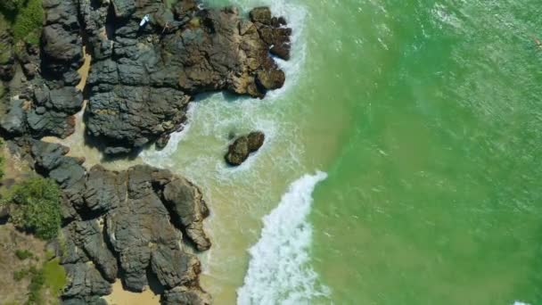 Olas Turquesas Del Océano Salpicando Costa Rocosa Playa Australia Drone — Vídeos de Stock