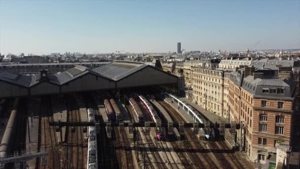 Tren Que Llega Estación Saint Lazare Con Torre Montparnasse Fondo — Vídeo de stock