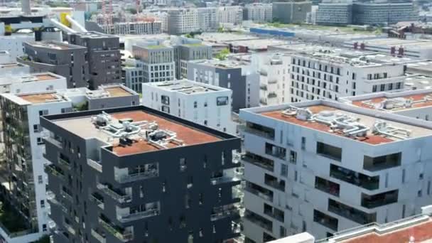 在巴黎郊区现代公寓的屋顶上飞行的无人机 空中景观 — 图库视频影像