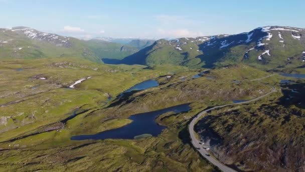 Bochtige Bergweg Met Passerende Auto Top Van Vikafjell Berg Noorwegen — Stockvideo