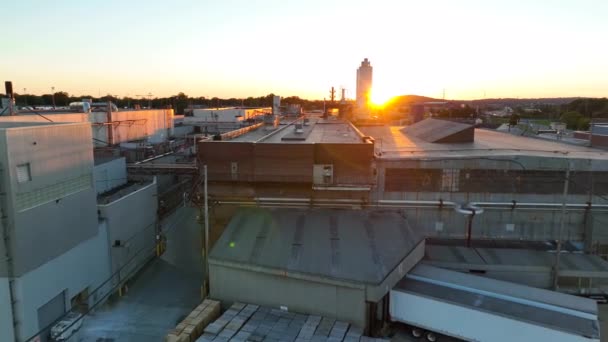 日没時の製造工場 工業建築物の空中飛行 — ストック動画